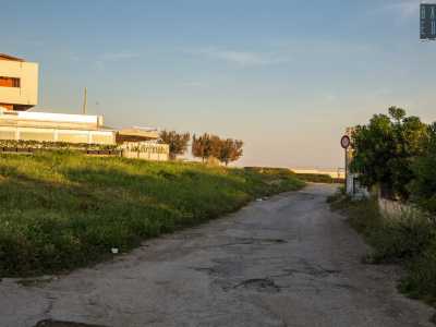 Circumnavigando l�ex club sulla sinistra si apre un sentiero...